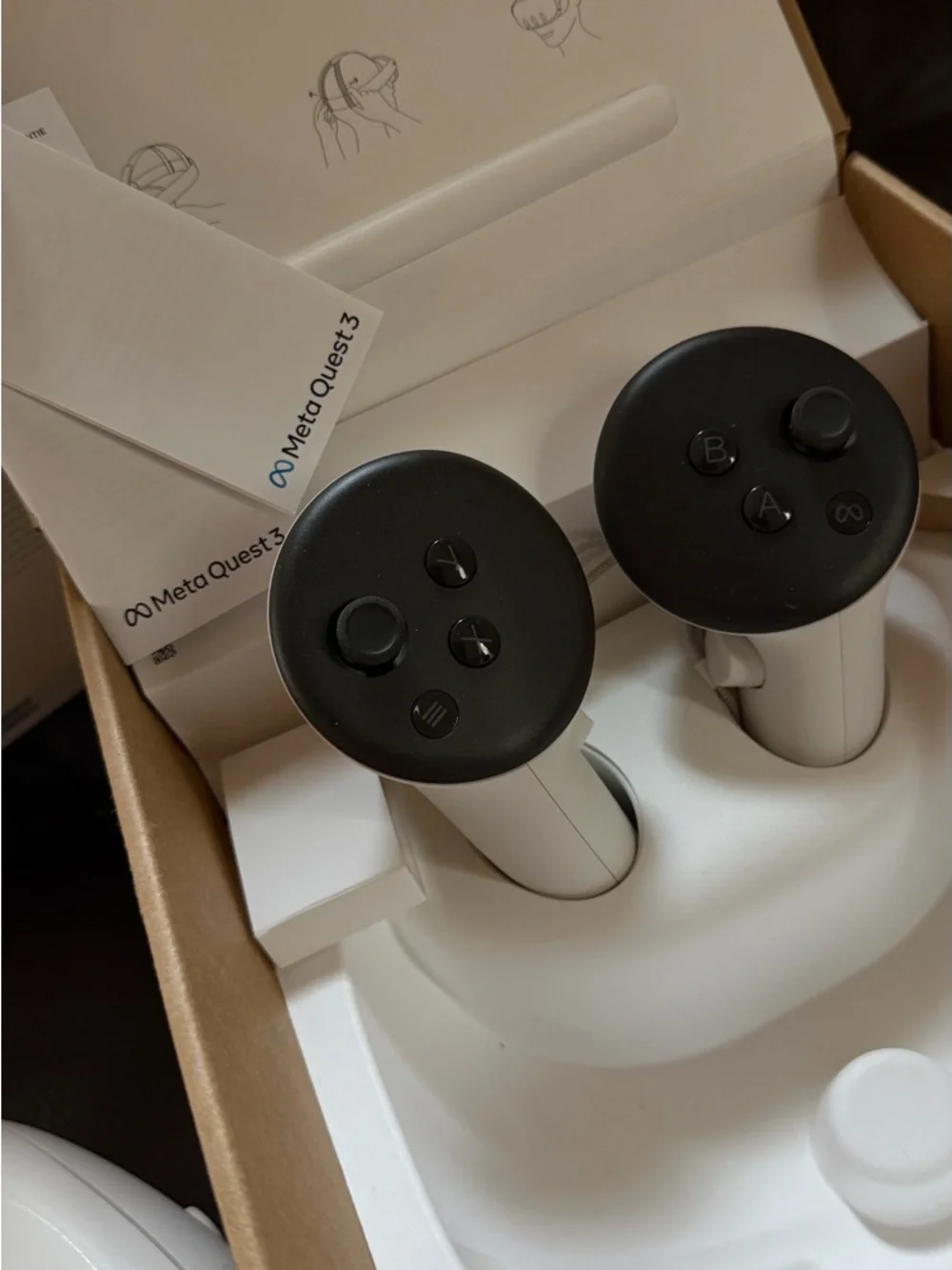 Meta Quest 3 White VR Headset with White Controllers and Accessories 512GB - Picture 4 of 9